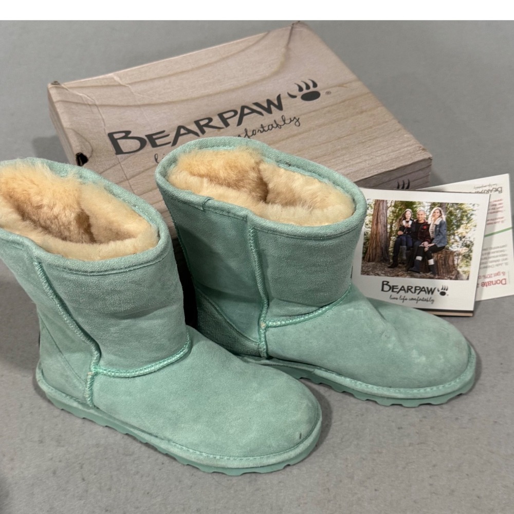 Bearpaw Elle Short Boots Womens Size 8 Mint Green Suede Sheepskin Lining